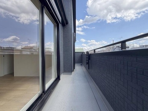 八王子市石川町の新築戸建て9号棟のバルコニーの写真