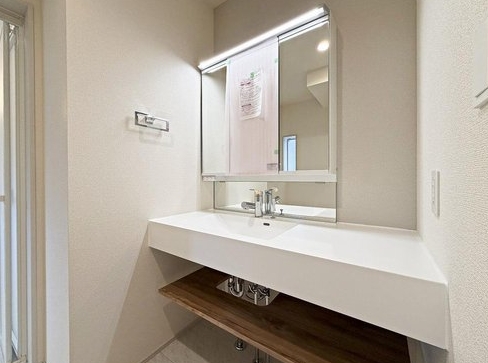 八王子市石川町の新築戸建て9号棟の洗面化粧台の写真