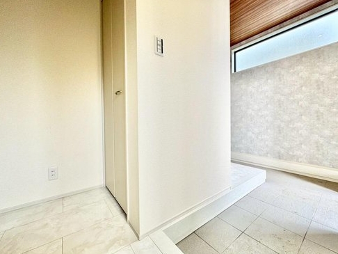 八王子市久保山町の新築戸建ての玄関の写真