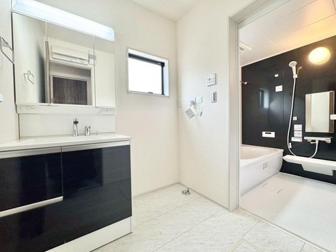 八王子市久保山町の新築戸建ての洗面化粧台の写真