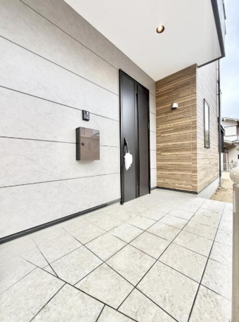 八王子市めじろ台3丁目の新築戸建ての玄関の写真