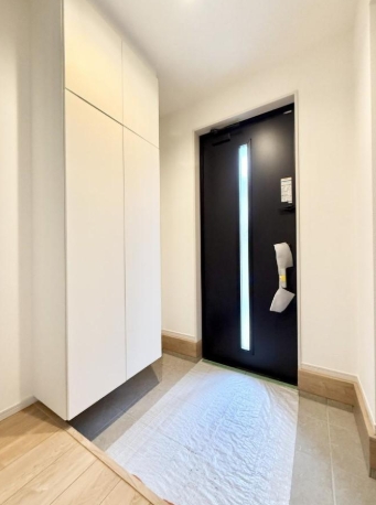 八王子市めじろ台3丁目の新築戸建ての玄関の写真