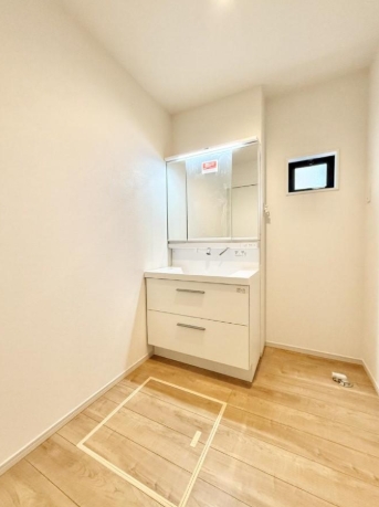 八王子市めじろ台3丁目の新築戸建ての洗面化粧台の写真