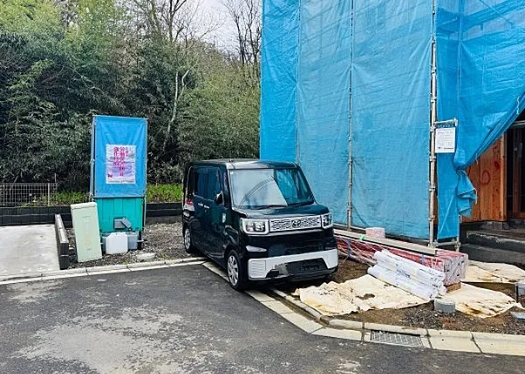 八王子市弐分方町の新築戸建て5号棟の駐車場の写真