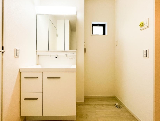 相模原市中央区東淵野辺2丁目の新築戸建ての洗面化粧台の写真