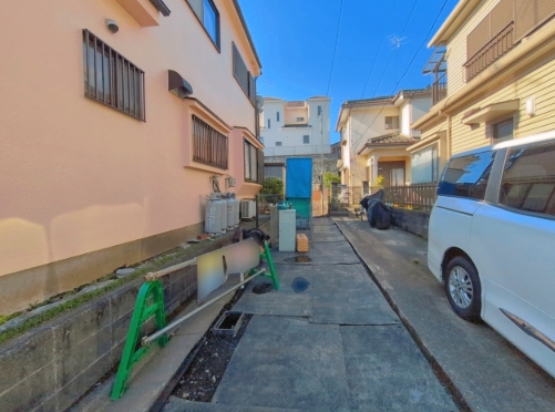 相模原市中央区宮下本町1丁目の新築戸建ての駐車場の写真