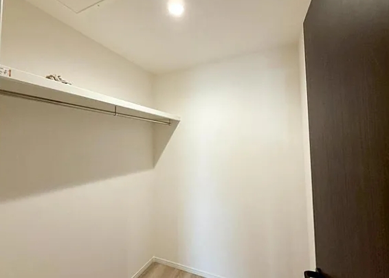 相模原市中央区横山台2丁目の新築戸建て18号棟のウォークインクローゼットの写真