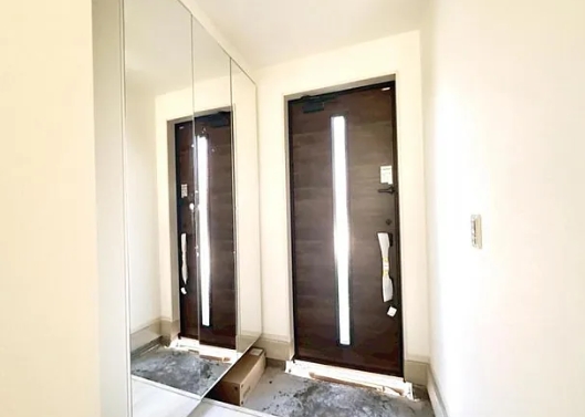 相模原市中央区由野台1丁目の新築戸建て1号棟の玄関の写真