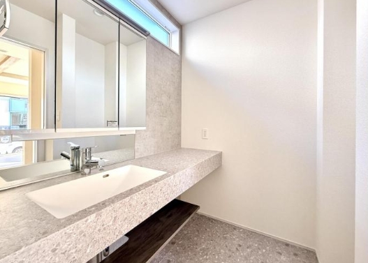 相模原市南区新戸の新築戸建ての洗面化粧台の写真