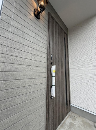 八王子市東浅川町の新築戸建ての玄関の写真