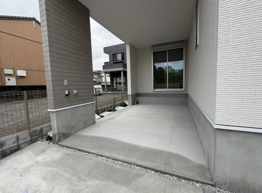 八王子市東浅川町の新築戸建ての駐車場の写真