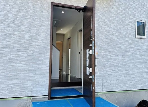 八王子市下恩方町の新築戸建て2号棟の玄関の写真