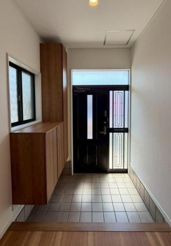町田市相原町の中古戸建ての玄関の写真