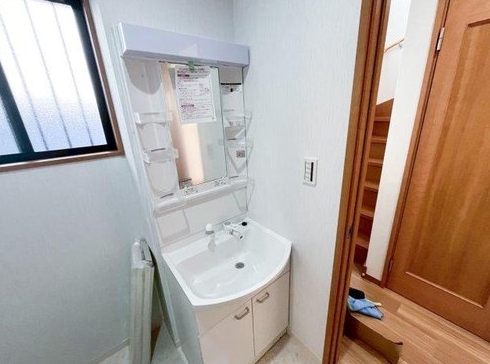 町田市本町田の中古戸建ての洗面化粧台の写真