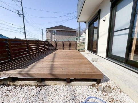 町田市本町田の中古戸建てのウッドデッキの写真