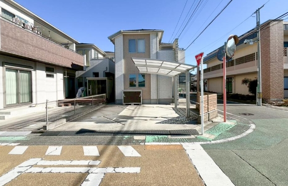 相模原市緑区二本松3丁目の中古戸建ての駐車場の写真