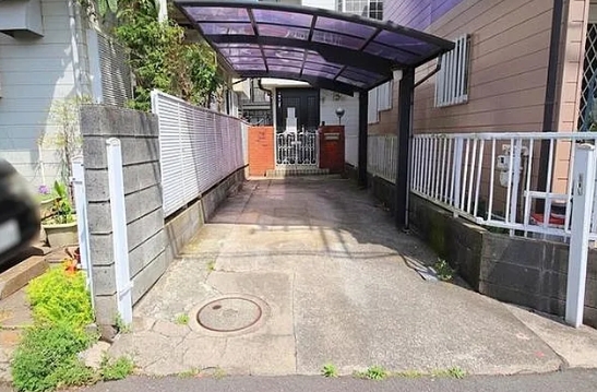 相模原市南区上鶴間本町8丁目の中古戸建ての駐車場の写真