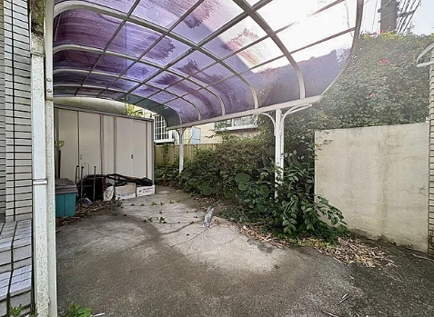 町田市本町田の中古戸建ての駐車場の写真
