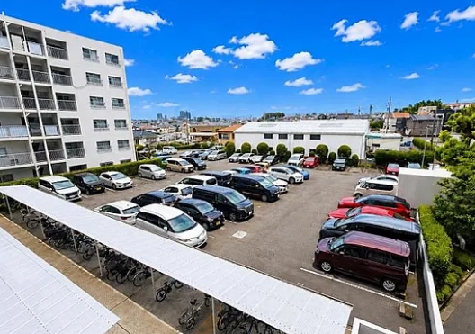 町田市南町田3丁目の中古マンションの駐車場の写真
