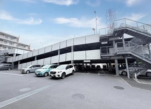町田市小山ヶ丘1丁目の中古マンションの駐車場の写真