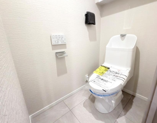 町田市小山ヶ丘1丁目の中古マンションのトイレの写真