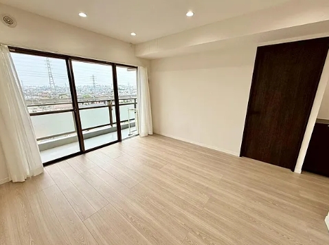 町田市小山町の中古マンションのリビングの写真