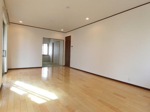 町田市小山町の中古戸建てのリビングの写真