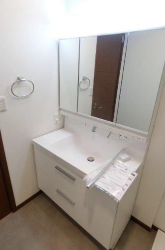 町田市小山町の中古戸建ての洗面化粧台の写真