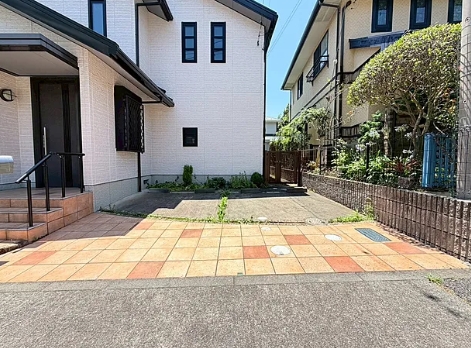 町田市真光寺2丁目の中古戸建ての駐車場の写真