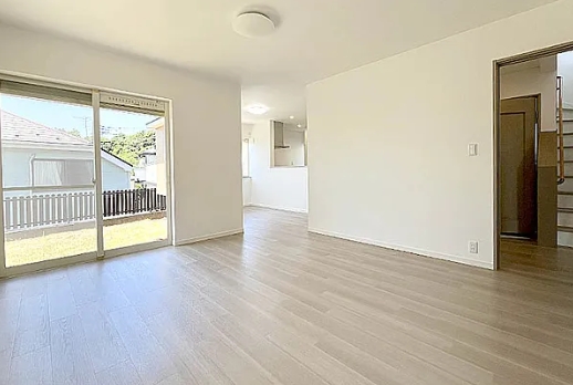 町田市常盤町の中古戸建てのリビングの写真