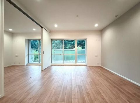 町田市山崎町の中古マンションのリビングの写真