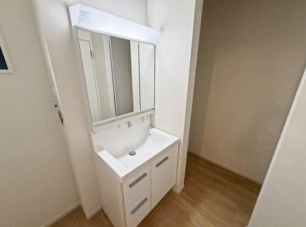 八王子市台町1丁目の新築戸建ての洗面化粧台の写真