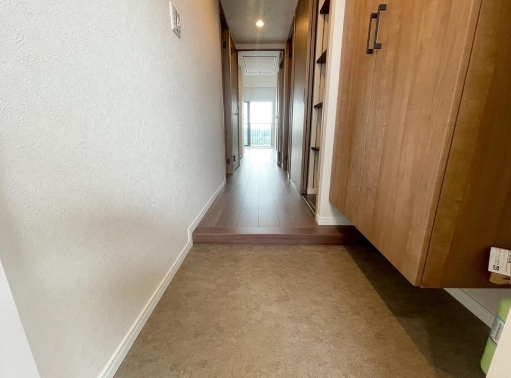 八王子市狭間町の中古マンションの廊下の写真