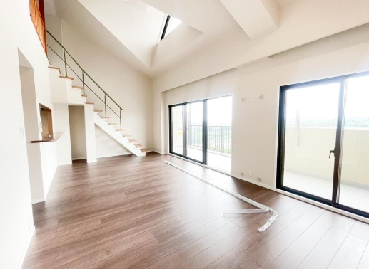 八王子市狭間町の中古マンションのリビングの写真
