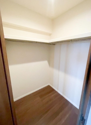 八王子市狭間町の中古マンションのウォークインクローゼットの写真