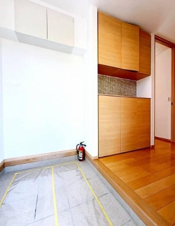 八王子市堀之内の中古戸建ての玄関の写真