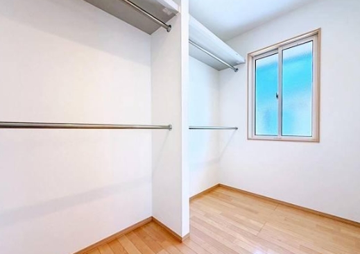 八王子市堀之内の中古戸建てのウォークインクローゼットの写真
