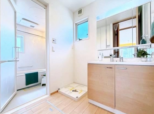 八王子市堀之内の中古戸建ての洗面化粧台の写真