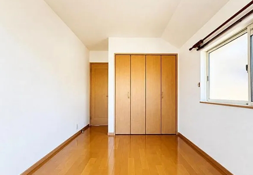 八王子市片倉町の中古戸建ての洋室2の写真