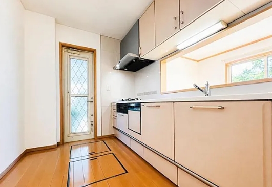 八王子市片倉町の中古戸建てのキッチンの写真