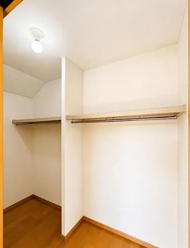 八王子市片倉町の中古戸建てのウォークインクローゼットの写真