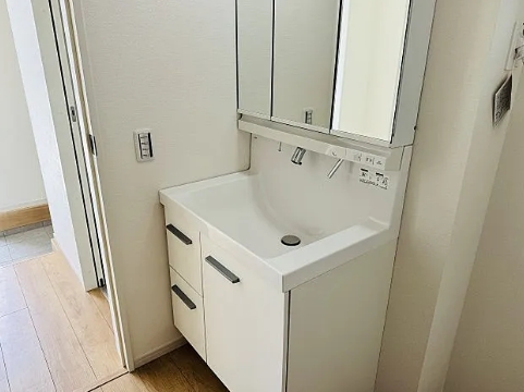 八王子市北野台3丁目の新築戸建ての洗面化粧台の写真