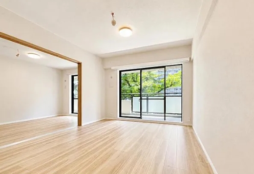 八王子市子安町1丁目の中古マンションのリビングの写真