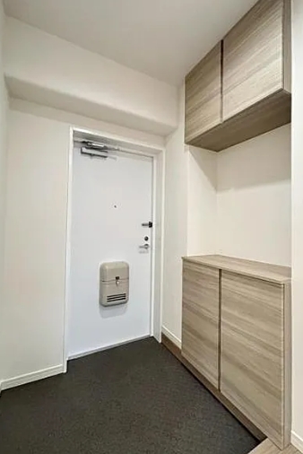 八王子市松木の中古マンションの玄関の写真