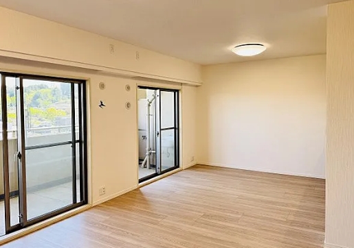 八王子市松木の中古マンションのリビングの写真