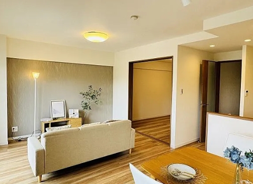 八王子市南大沢2丁目の中古マンションのリビングの写真