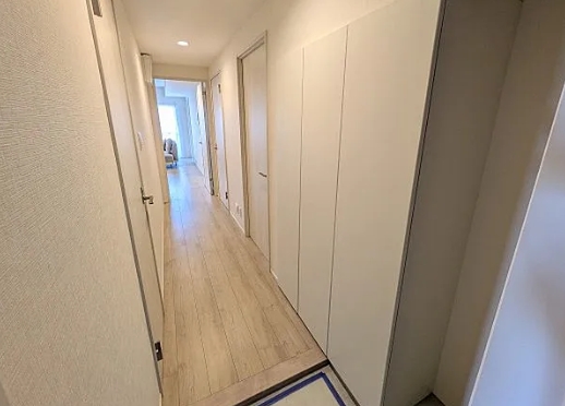 八王子市元横山町2丁目の中古マンションの廊下の写真