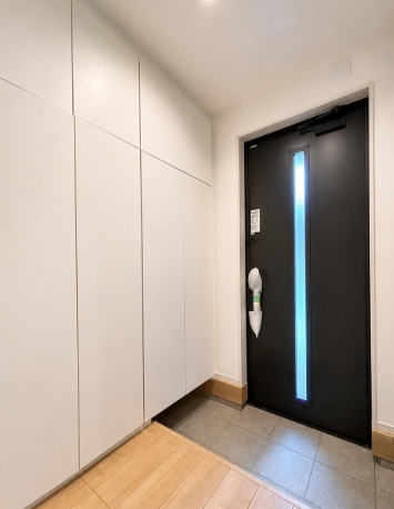 八王子市並木町の新築戸建ての玄関の写真