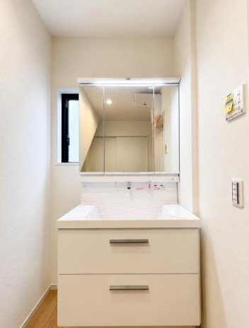 八王子市並木町の新築戸建ての洗面化粧台の写真