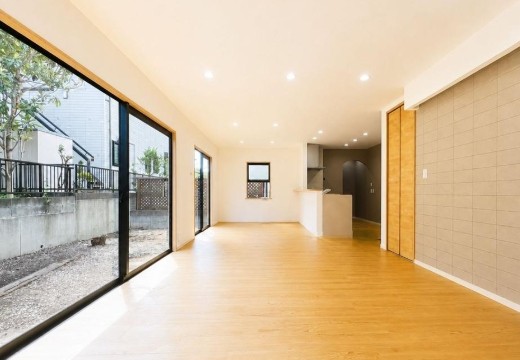 八王子市西片倉3丁目の中古戸建てのリビングの写真